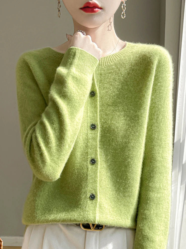 Cardigan femme élégant, maille fine et douce.  Confort supérieur, coupe flatteuse.  Parfait pour toutes occasions.