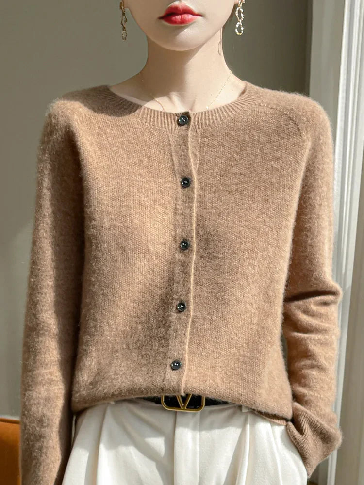 Cardigan femme élégant, maille fine et douce.  Confort supérieur, coupe flatteuse.  Parfait pour toutes occasions.