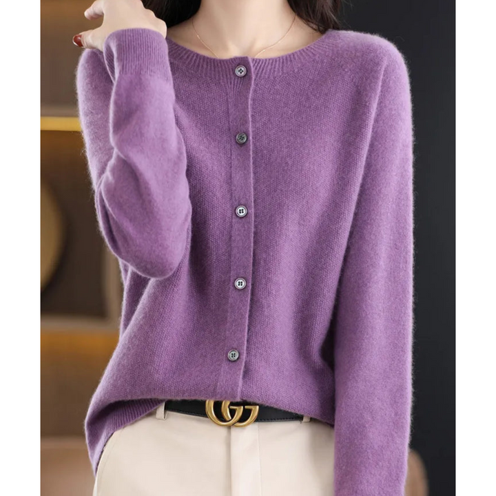 Gilet femme élégant à col rond, vêtement essentiel pour le confort quotidien.