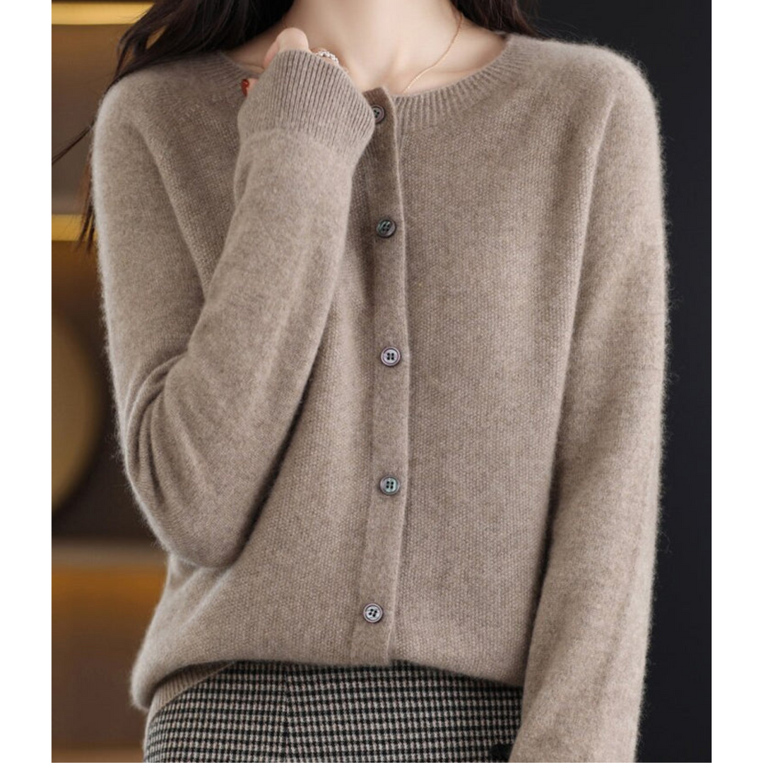 Cardigan femme, col rond, coupe élégante, parfait pour les looks de travail et quotidiens.