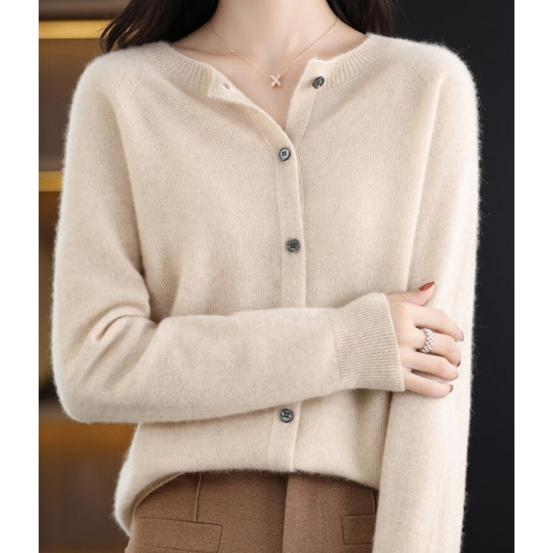 Cardigan femme chic et confortable à col rond, idéal pour le travail ou les loisirs.