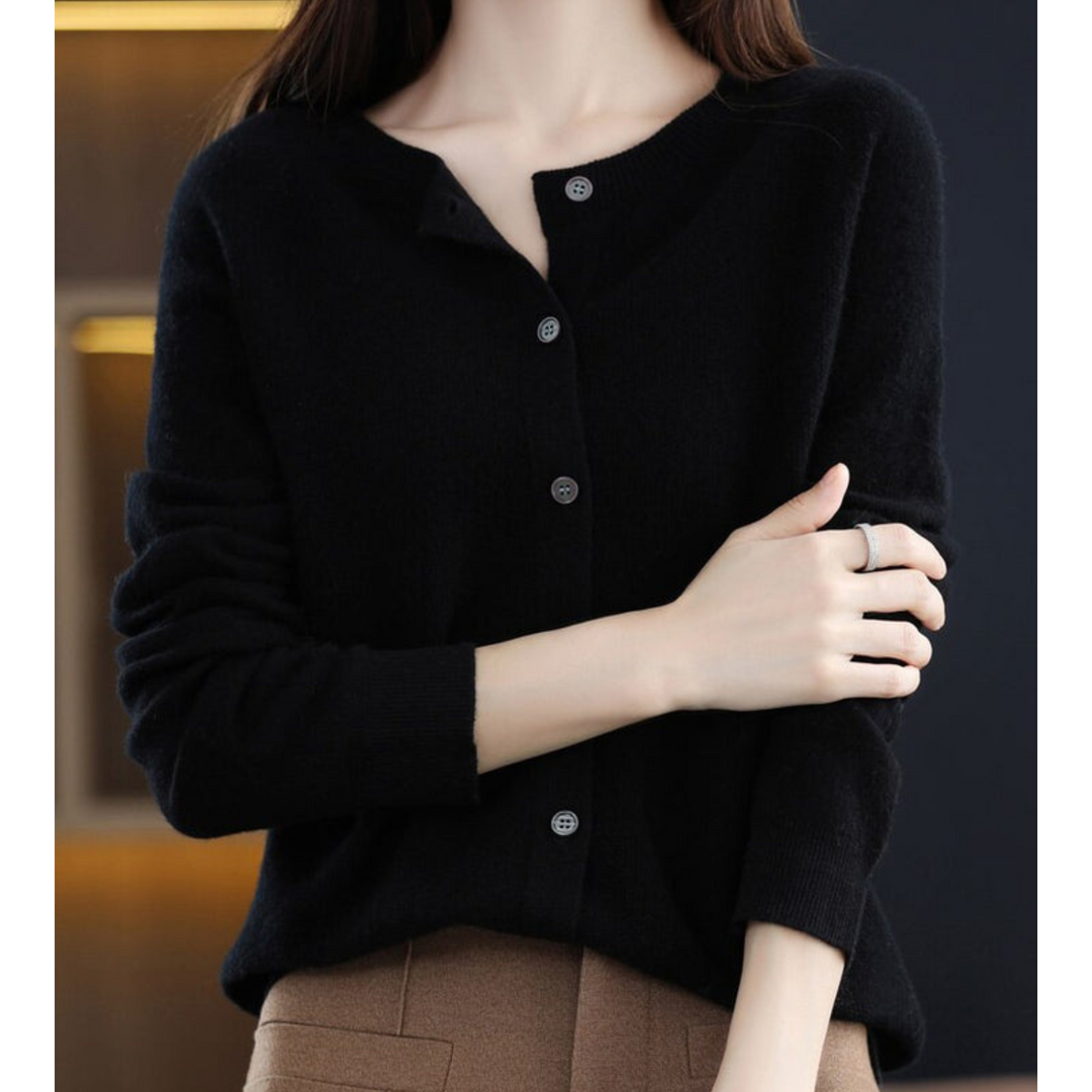 Cardigan à col rond femme, tissu doux, parfait pour une tenue chic et confortable.