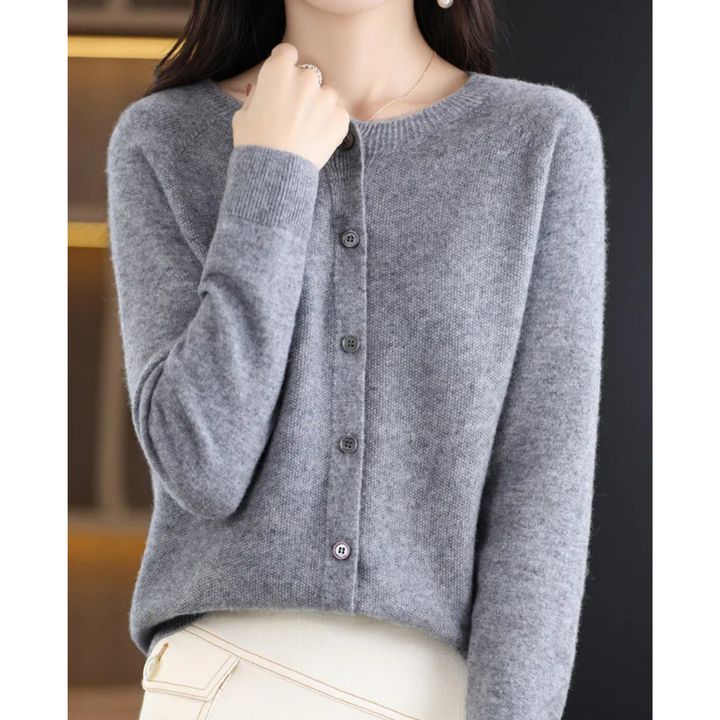 Femme portant un cardigan à col rond élégant, idéal pour la mode de tous les jours.