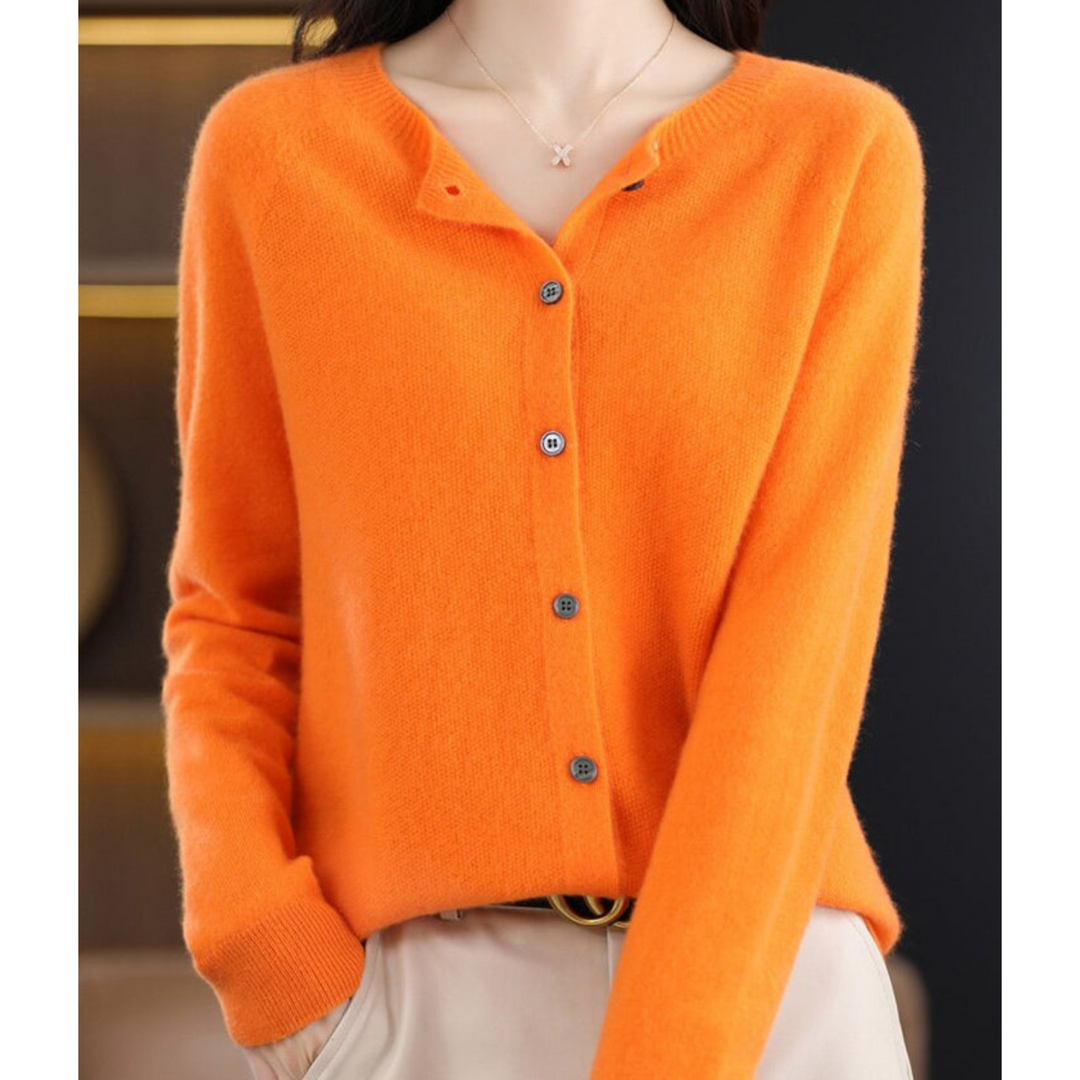 Cardigan chic femme, col rond intemporel, pour un style confortable et moderne.
