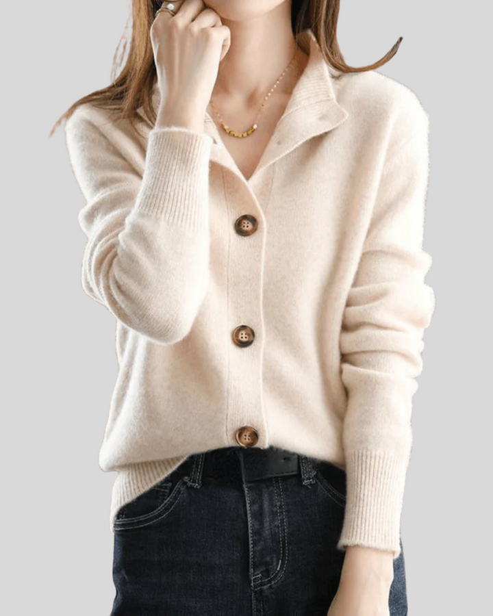 Gilet femme confortable en tricot, col V boutonné, idéal pour un style casual ou chic polyvalent.