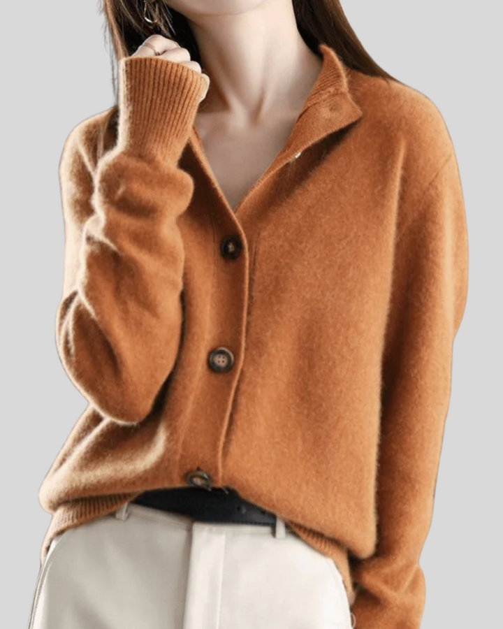 Cardigan femme mode, col V avec boutons, offrant chaleur et élégance pour la saison froide.