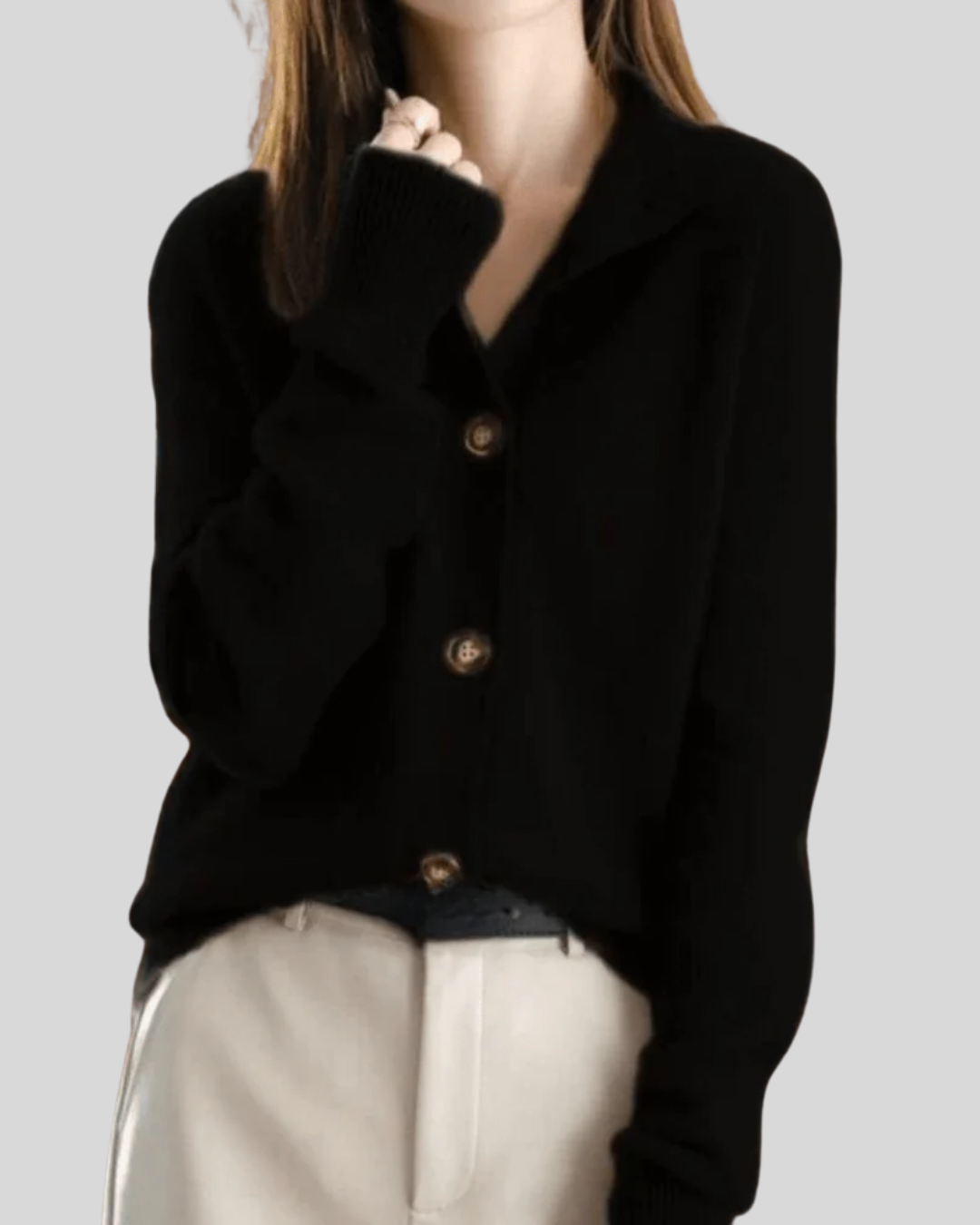 Gilet tricot femme chic et doux, col V boutonné, essentiel pour une mode féminine confortable.