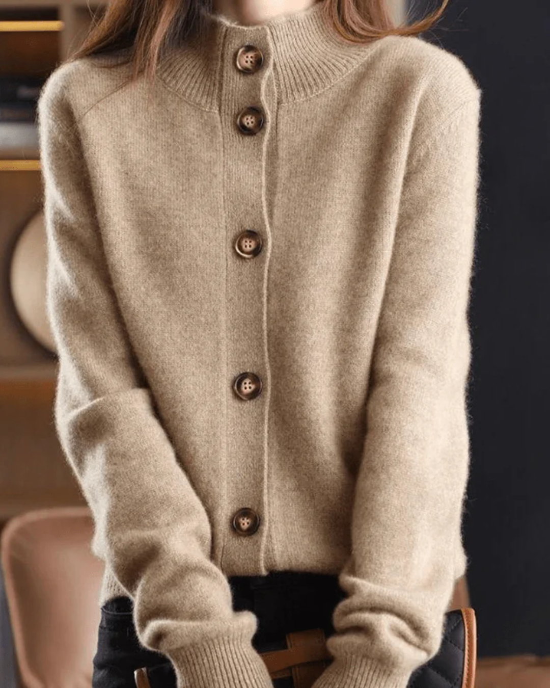 Gilet femme tendance et chaud, col V boutonné, idéal pour compléter une tenue mode en hiver.