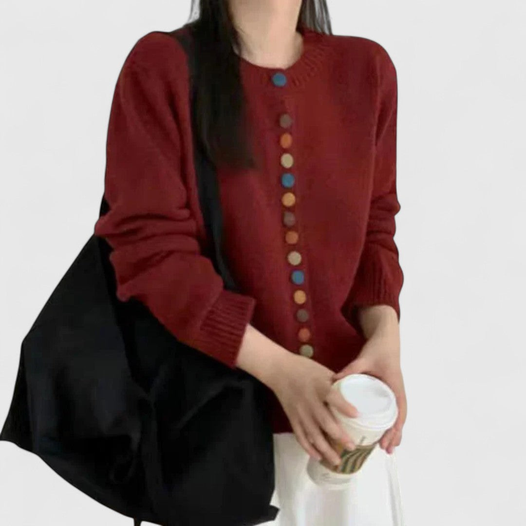 Cardigan femme en maille confortable avec boutons, idéal pour un look décontracté chic et moderne.