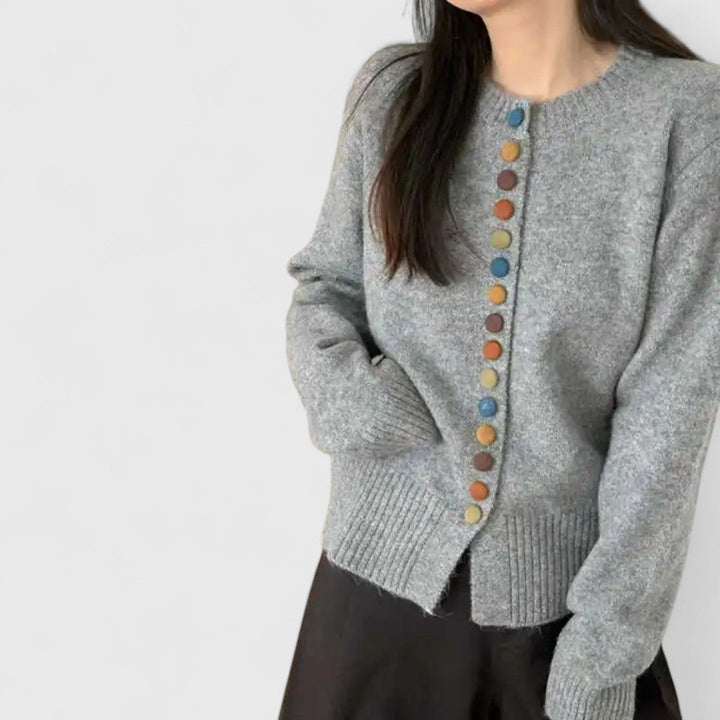 Texture douce du cardigan femme en maille, alliant élégance et confort pour un look stylé.