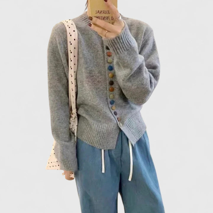 Cardigan femme à la coupe élégante, offrant un style chic et décontracté, un essentiel mode.