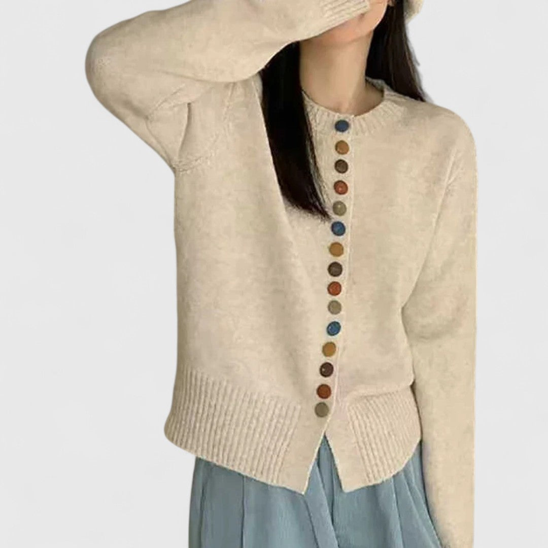 Cardigan femme élégant en maille, ajoutant confort et style à une tenue quotidienne tendance.