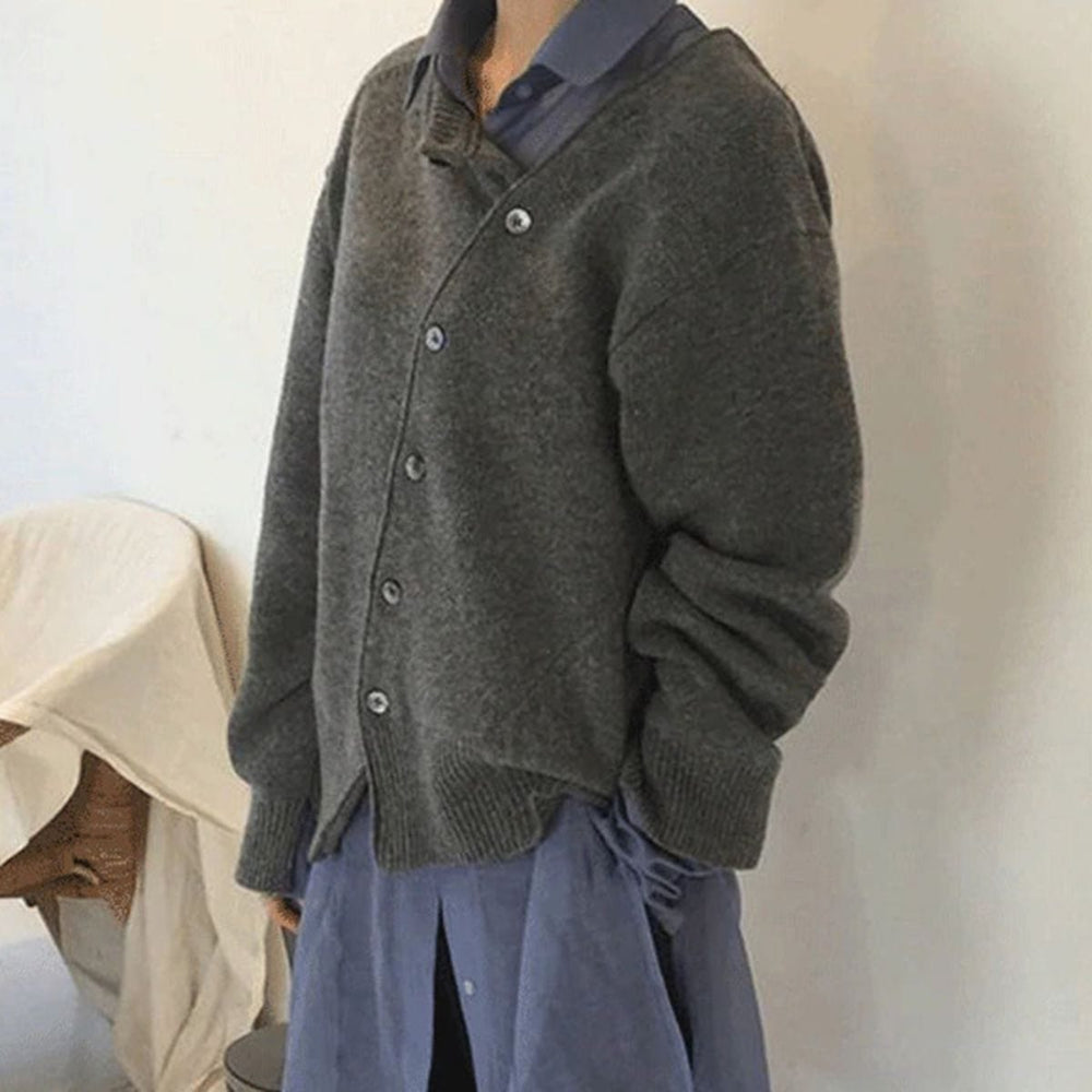Chandail cardigan femme doux et confortable, mode féminine élégante. Parfait pour une tenue décontractée et stylée en automne.
