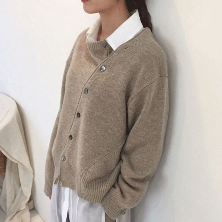 Cardigan femme en maille confortable, bouton asymétrique. Style élégant et décontracté, idéal pour la mode féminine automnale.