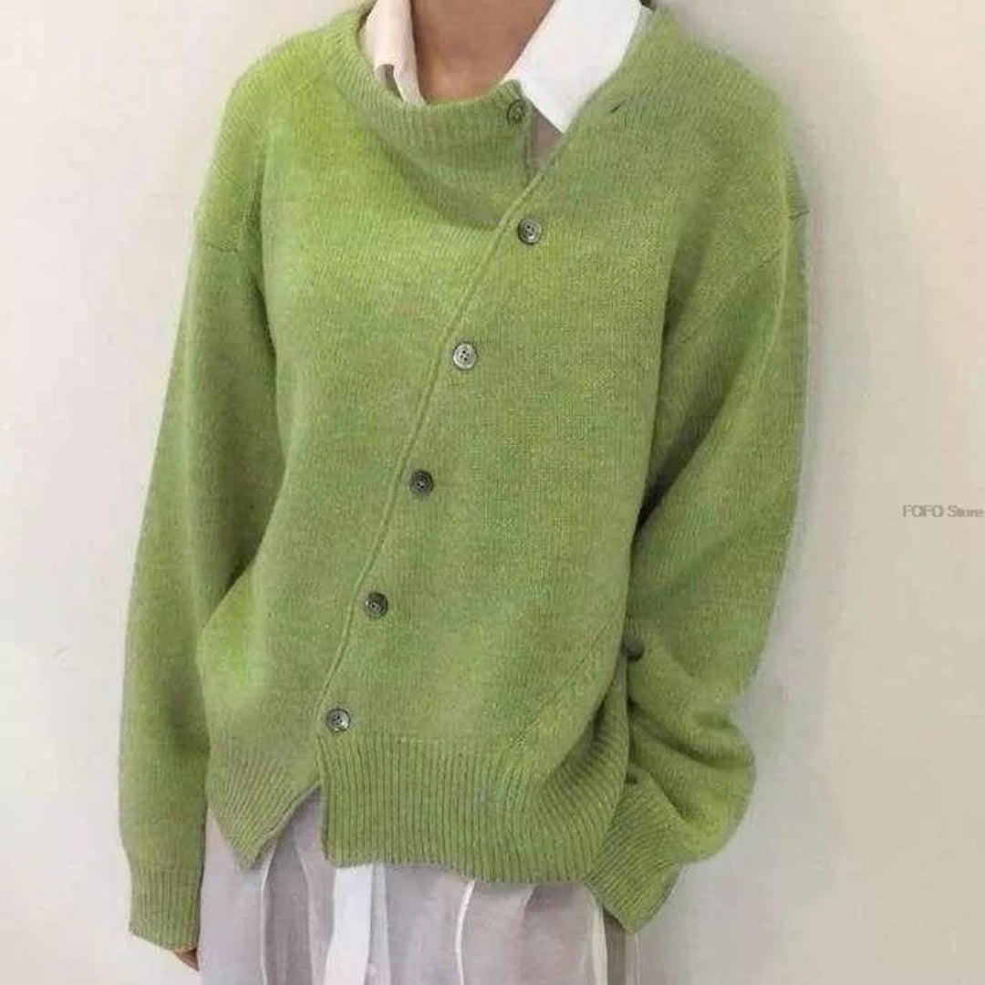 Cardigan doux femme, maille chic et moderne. Boutonnage unique pour un look féminin élégant. Parfait pour l'automne.