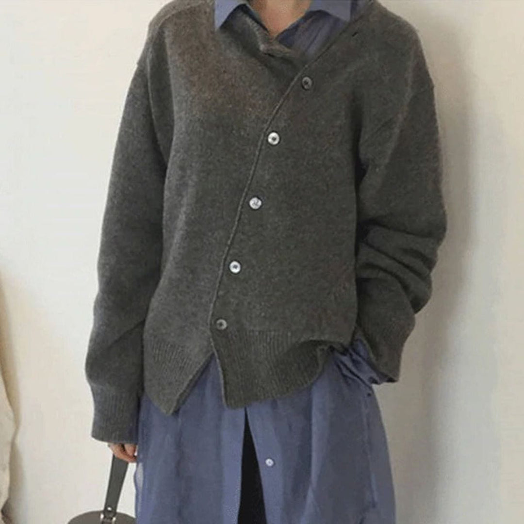 Vêtement confortable : cardigan femme élégant avec boutonnage asymétrique. Maille douce pour un style automnal chic.