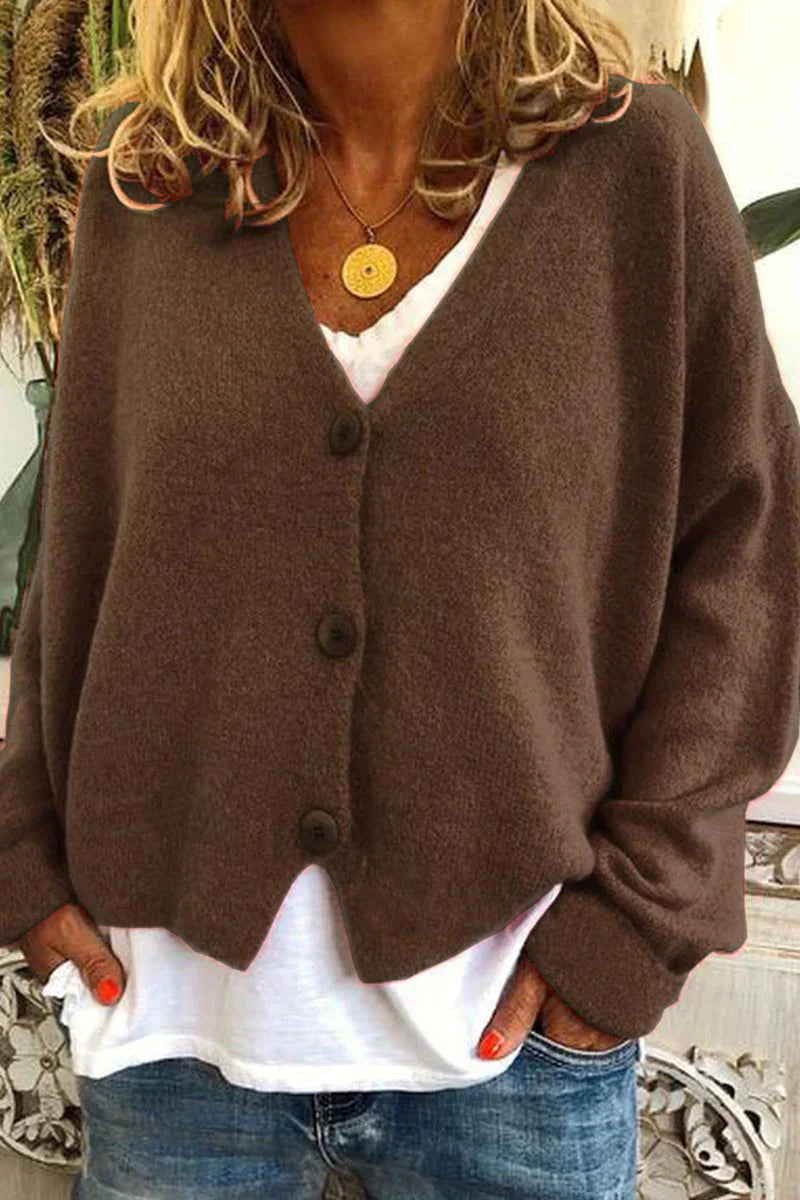 Cardigan femme en tricot, décontracté mais élégant, avec un col en V parfait pour le layering printanier.