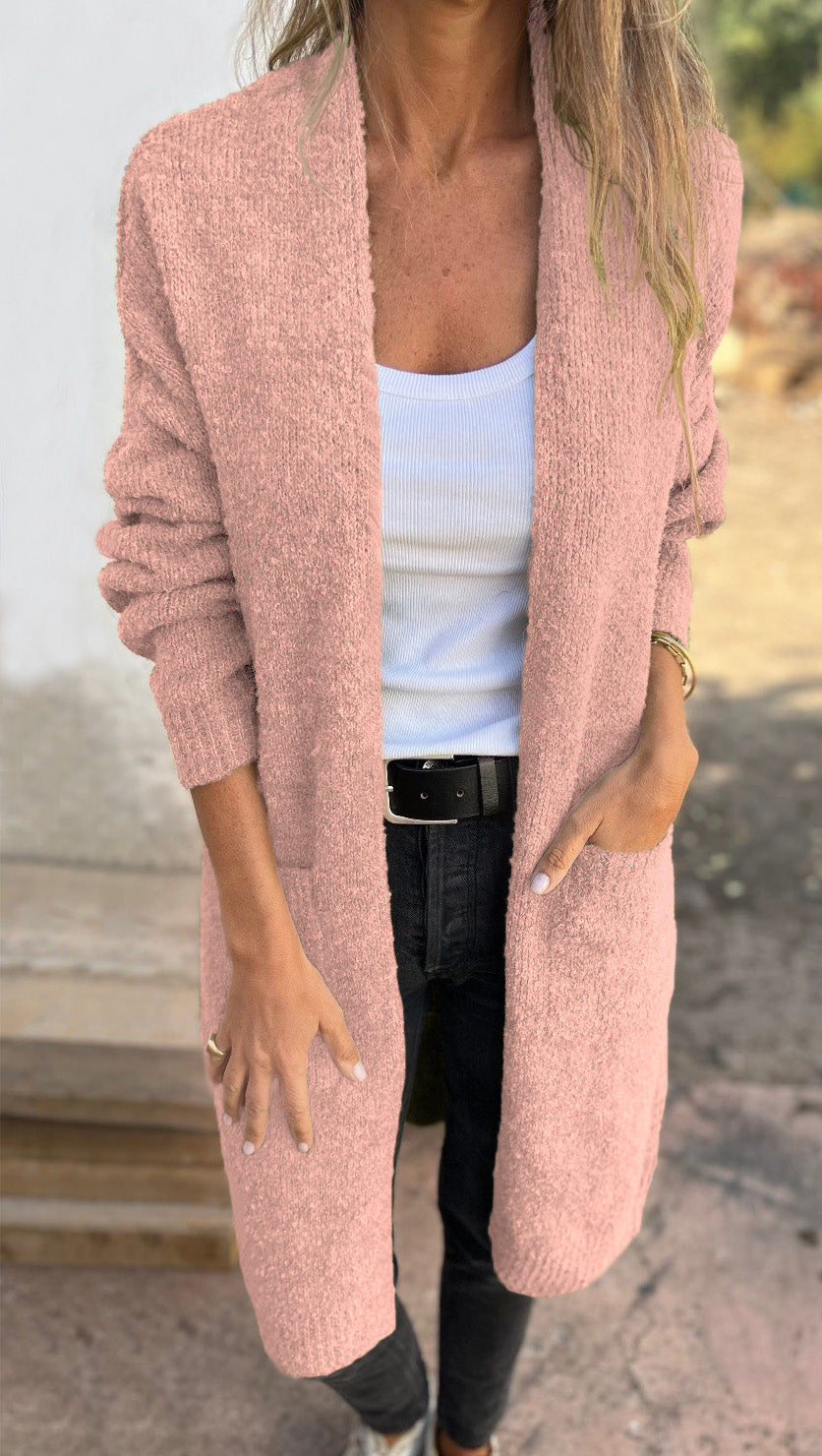 Cardigan femme léger, maille douce et confortable.  Coupe élégante et polyvalente, parfait pour toutes les saisons.