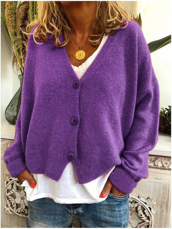 Vêtement femme: cardigan col V boutonné, en tricot souple, idéal pour une tenue élégante.