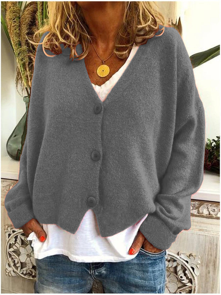 Cardigan tricoté pour femme, col V, boutonnage simple, style intemporel et confortable.