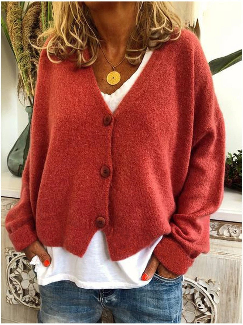 Cardigan femme chic, tricot fin, col V boutonné, parfait pour tenue décontractée ou sophistiquée.