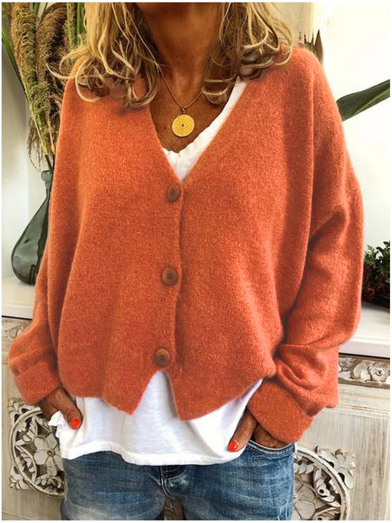 Vêtement superposition: cardigan femme en maille douce, col V, boutonnage frontal, style moderne.