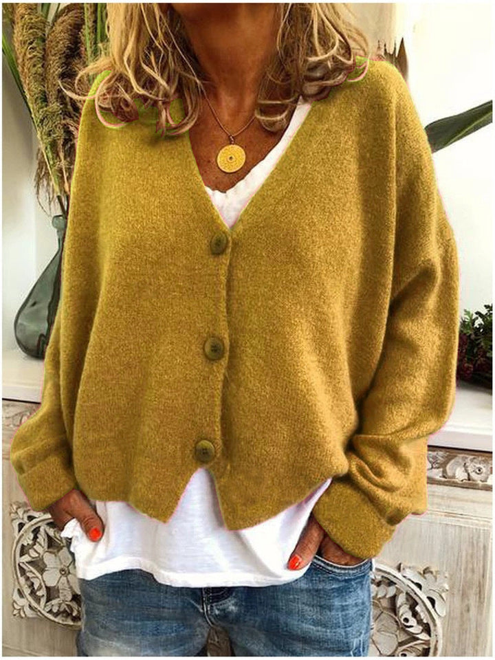Élégant cardigan femme, col V et boutons discrets, en maille confortable, toutes occasions.