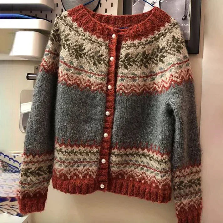 "Cardigan femme tricoté nordique, motif Fair Isle gris, crème et rouge rouille, style moderne et chaud pour l'hiver."