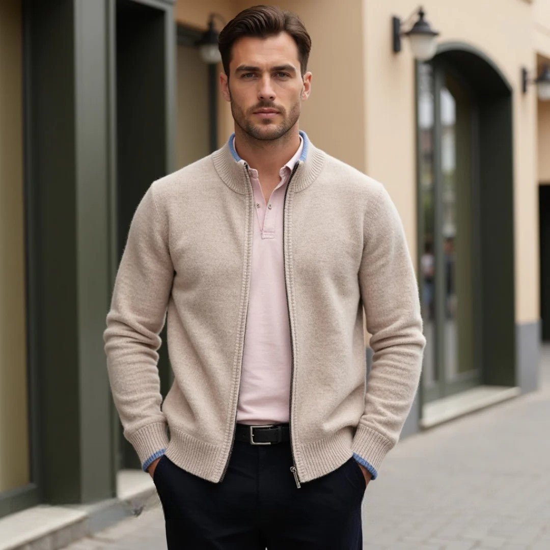 "Cardigan gris en laine mérinos pour homme avec fermeture éclair, élégant et chaud pour toutes saisons."