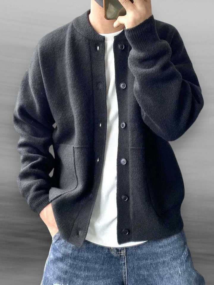 Cardigan homme boutonné ample en maille douce. Parfait pour un style décontracté, confort quotidien élégant en automne/hiver.