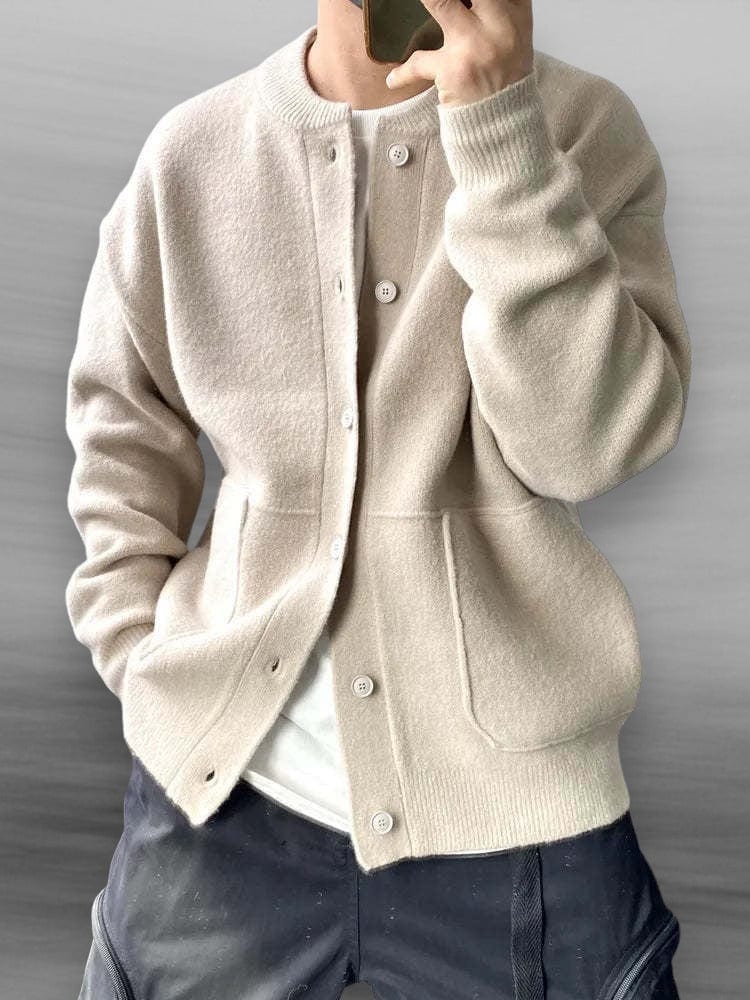Cardigan homme ample à boutons, maille confortable. Idéal pour une superposition élégante, style masculin décontracté.