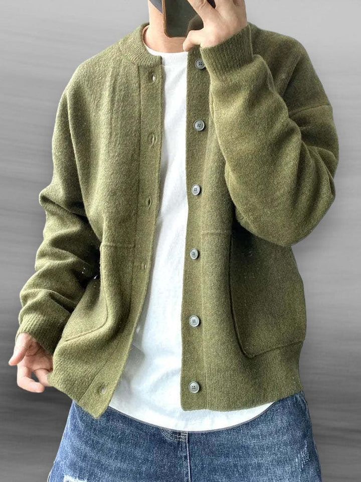 Pull cardigan homme à boutons, coupe ample. Maille confortable et douce, un vêtement élégant pour mode automne-hiver.