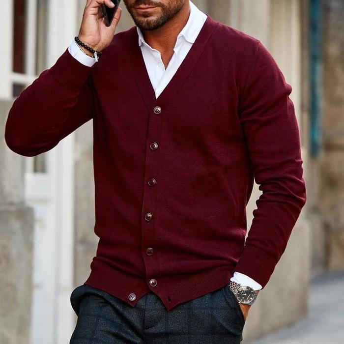 Cardigan homme, maille douce et chaude.  Coupe moderne, confort optimal.  Idéal pour les journées fraîches.