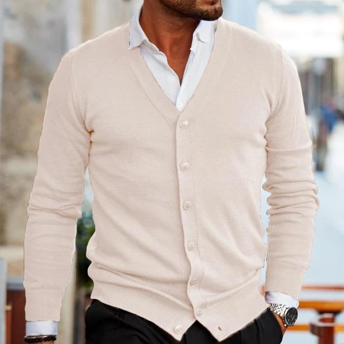 Cardigan homme, maille douce et chaude.  Coupe moderne, confort optimal.  Idéal pour les journées fraîches.