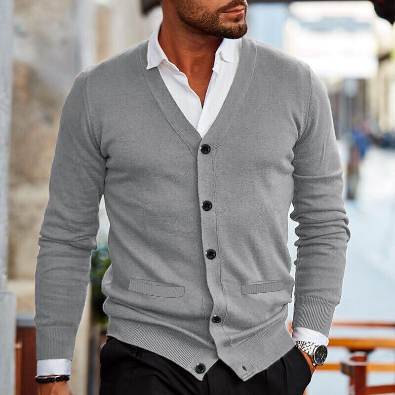 Cardigan homme, maille douce et chaude.  Coupe moderne, confort optimal.  Idéal pour les journées fraîches.