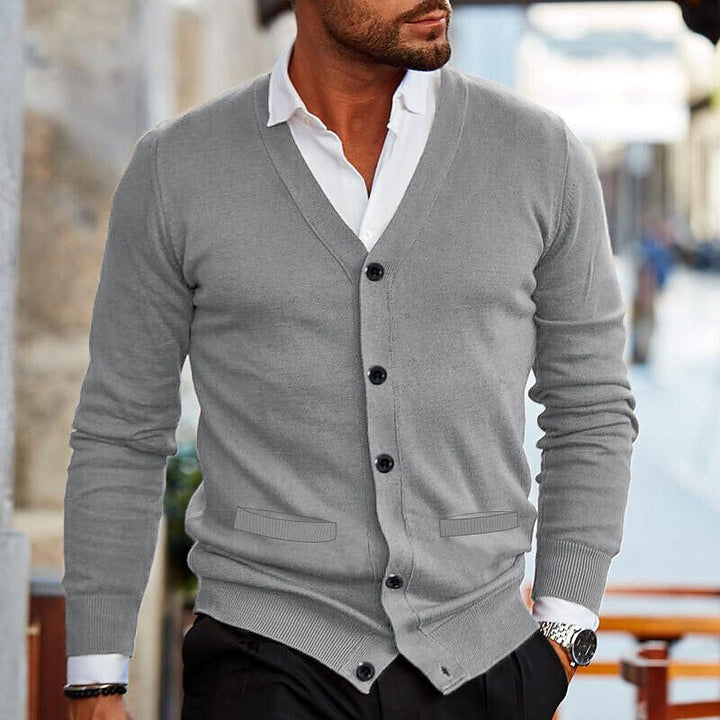 Cardigan homme, maille douce et chaude.  Coupe moderne, confort optimal.  Idéal pour les journées fraîches.