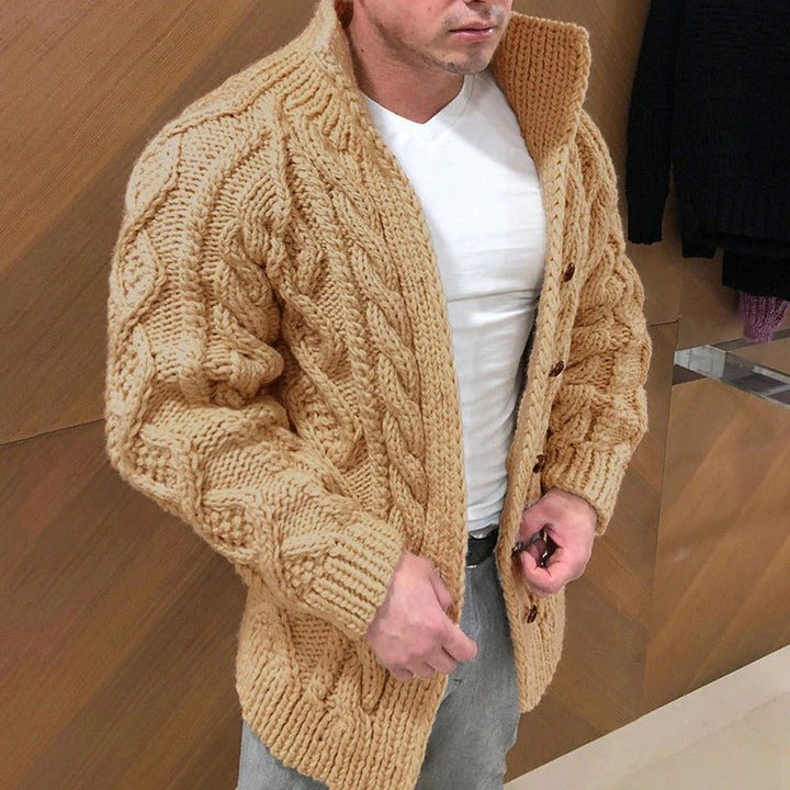 Cardigan homme tricoté classique, élégant et confortable pour l'automne-hiver. Veste en maille chic.