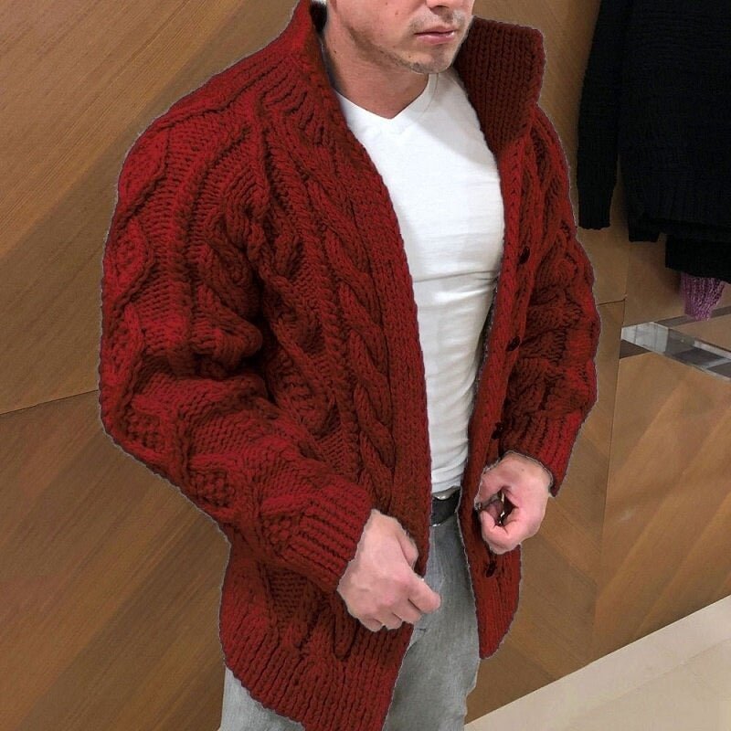 Homme en cardigan tricoté chic, coupe classique. Veste confortable pour une superposition élégante en mode masculine.