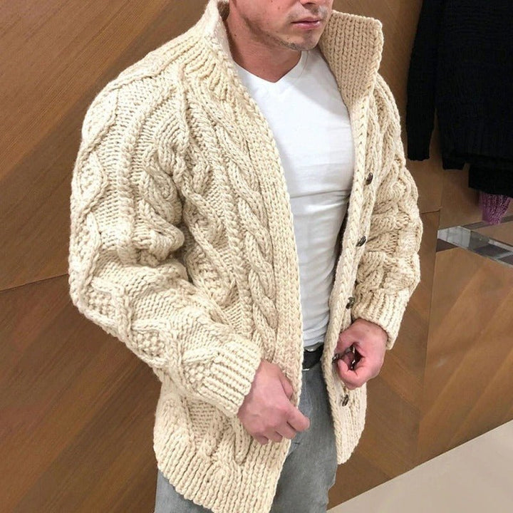 Cardigan homme tricoté, élégance classique et confort. Veste chic en maille, essentielle pour la mode masculine.