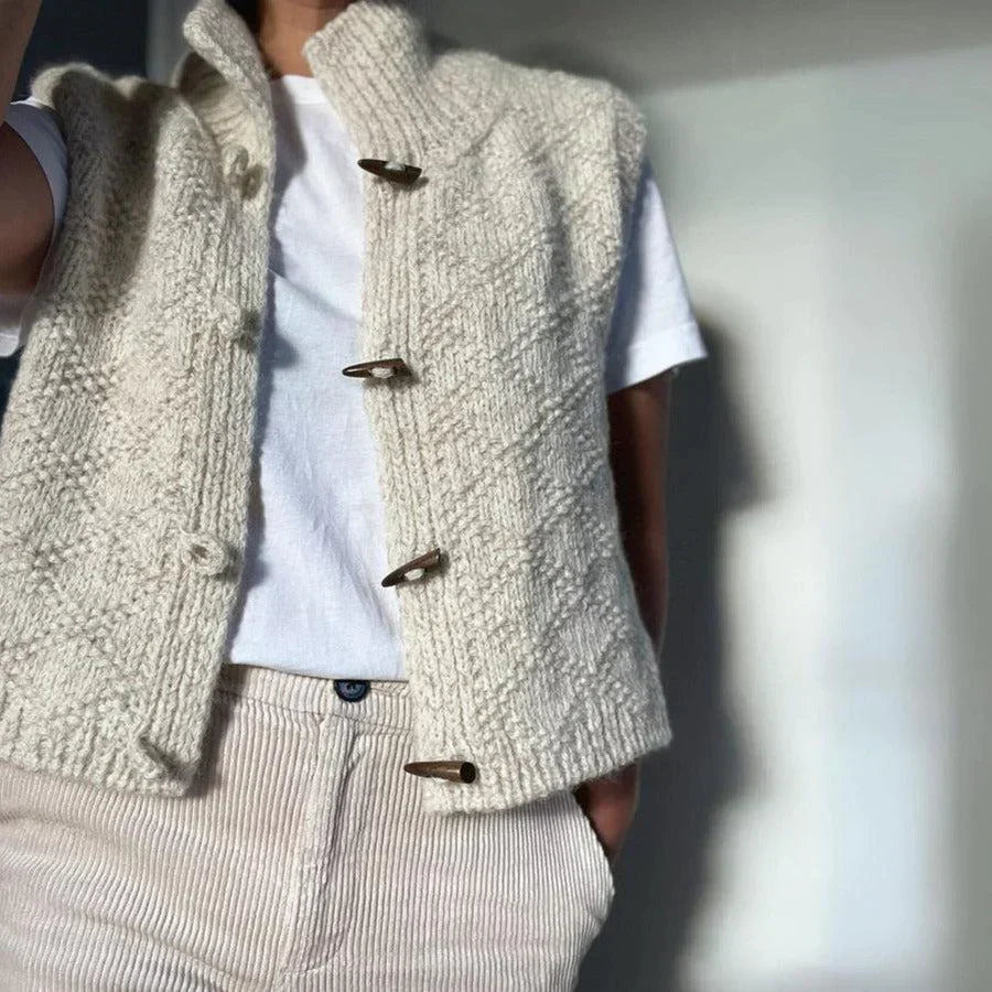 Cardigan femme beige polyvalent, style chic décontracté pour un confort optimal. Idéal vêtement de mode.