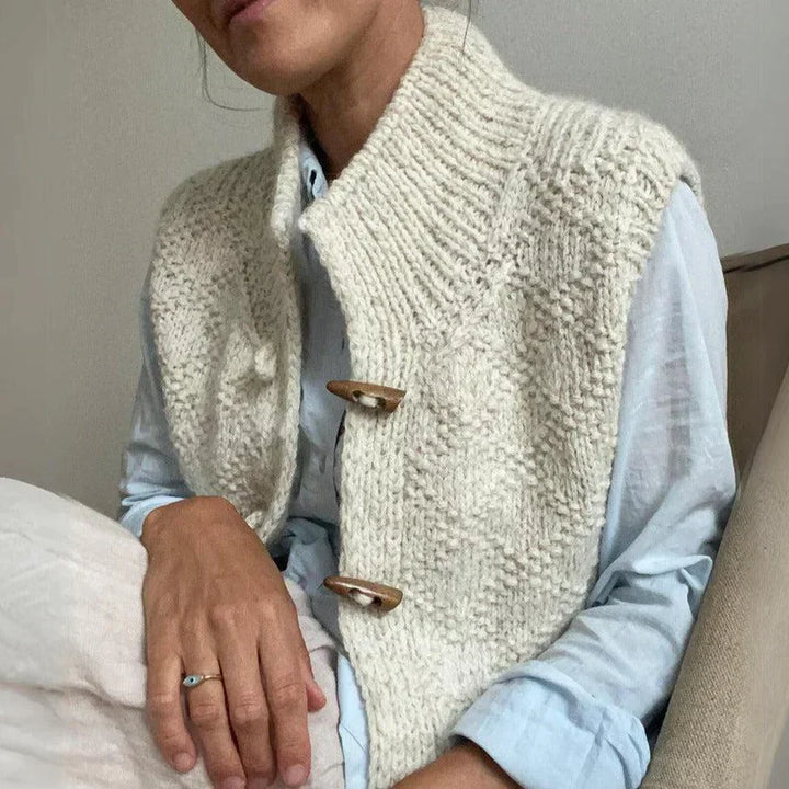 Vêtement femme : cardigan beige doux et élégant, parfait pour un style chic et confortable au quotidien.