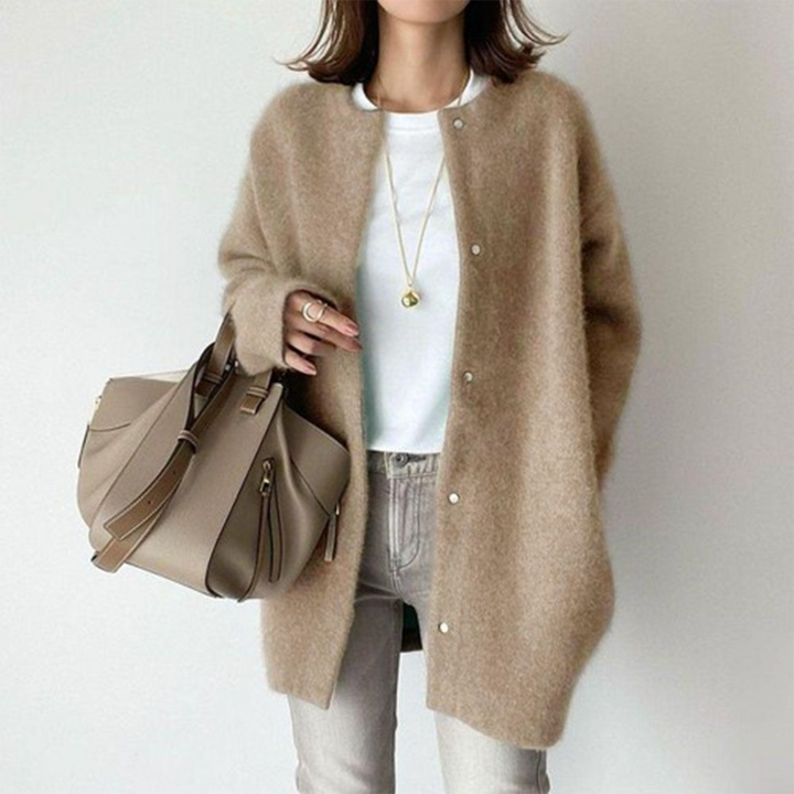 Cardigan élégant en maille pour femme, parfait pour l'automne. Chaud et chic, un essentiel mode.