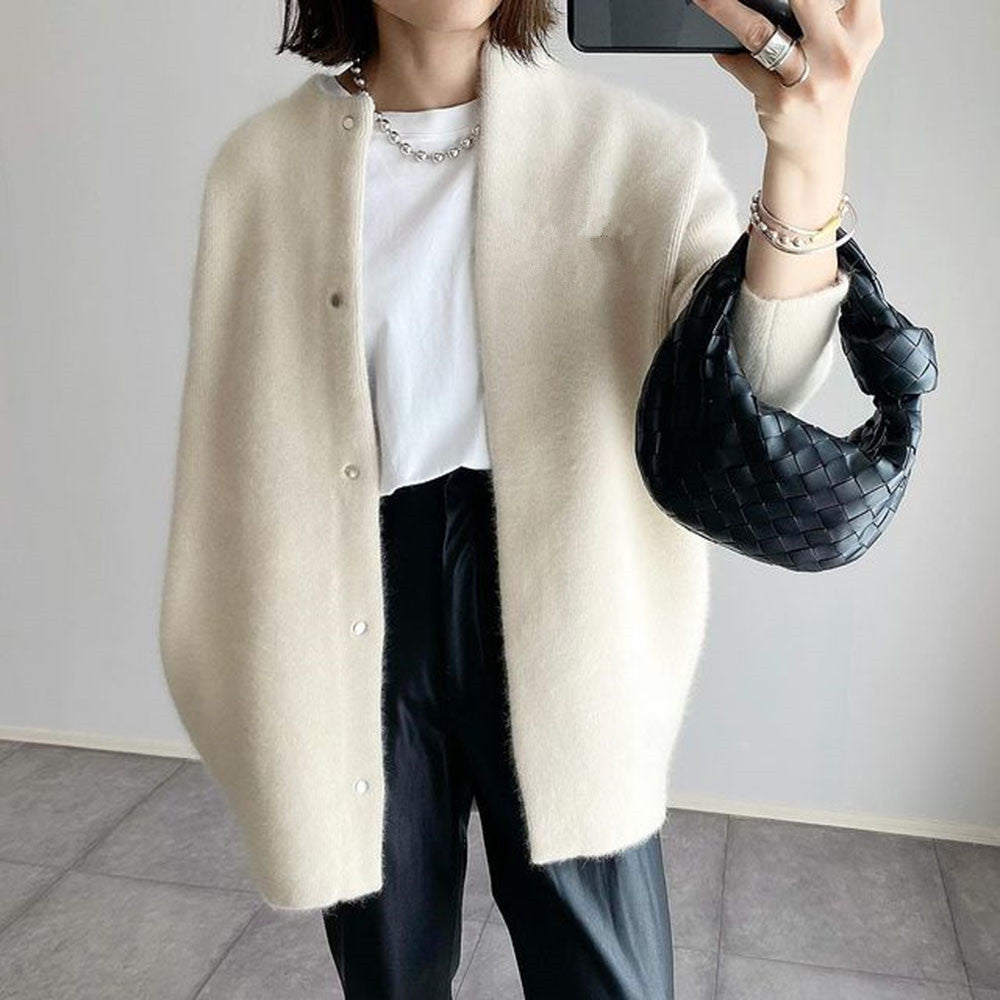 Cardigan femme confortable en maille douce, idéal pour une tenue décontractée et stylée en automne.