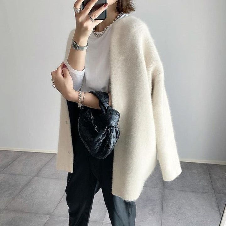 Veste cardigan chic pour femme, en maille, idéale pour la superposition élégante et tendance en automne.