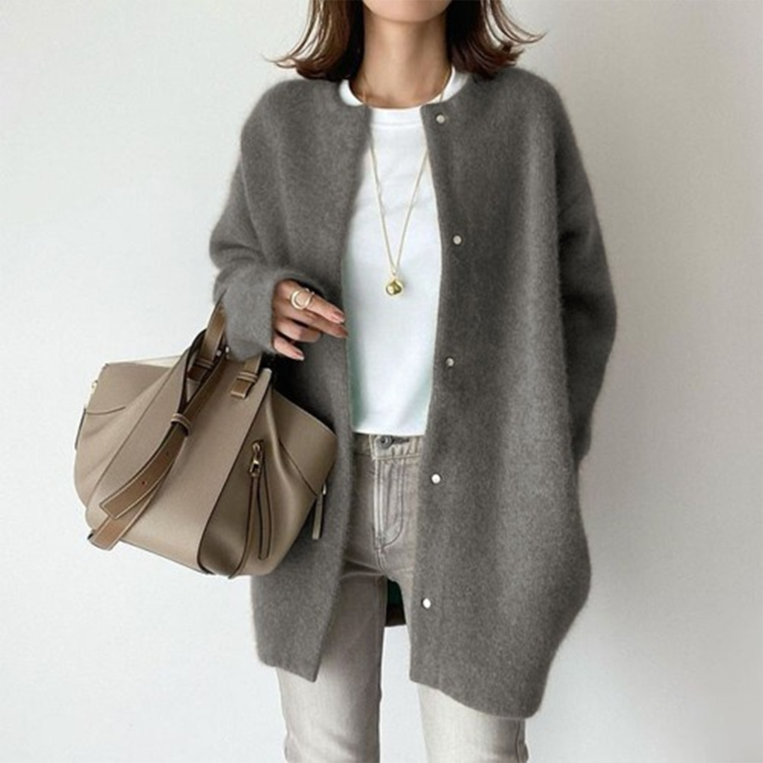 Cardigan femme chic et douillet en maille, apportant chaleur et élégance pour l'automne. Confort assuré.