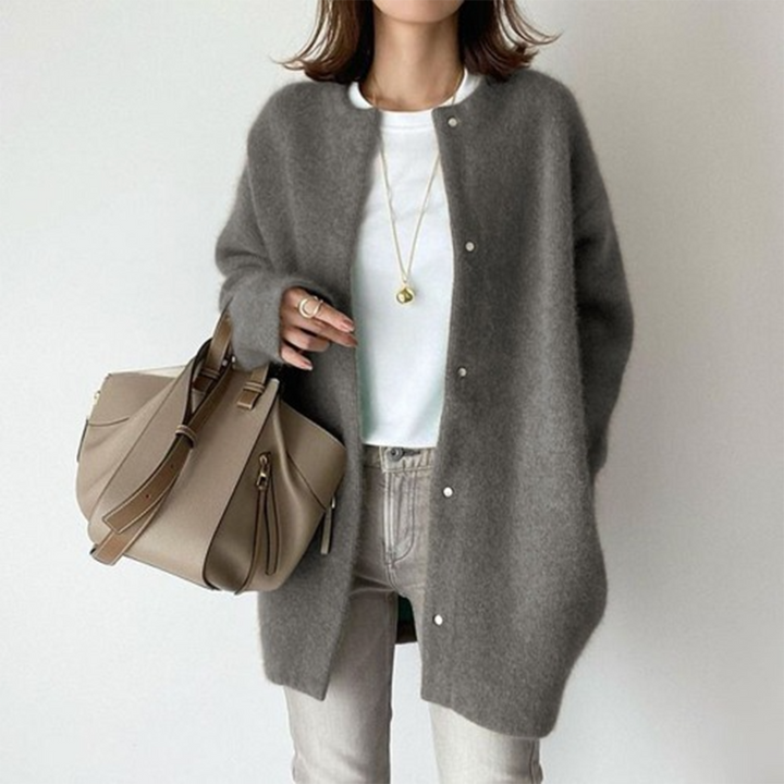 Cardigan femme chic et douillet en maille, apportant chaleur et élégance pour l'automne. Confort assuré.