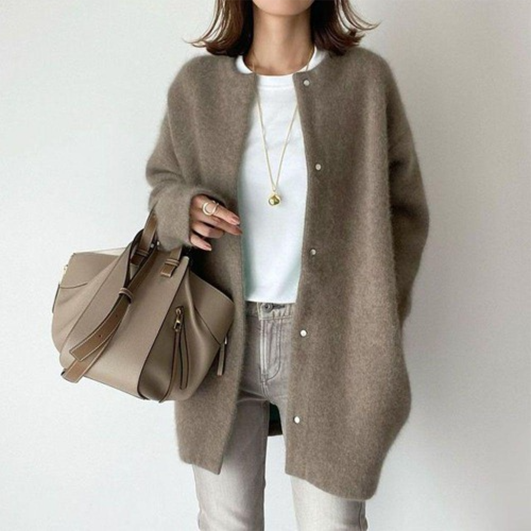 Cardigan élégant en maille fine pour femmes, style automnal raffiné et confortable. Parfait pour la mode.