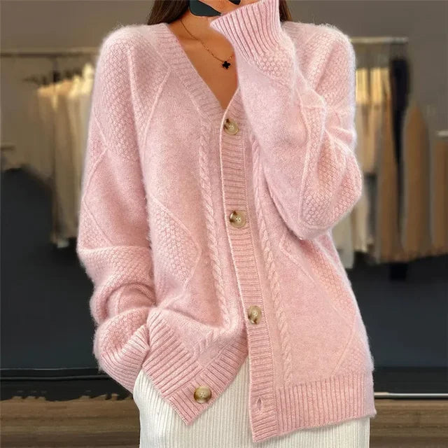 Modèle portant le cardigan Lena femme, gilet chic à manches longues pour une superposition élégante. Confort automne-hiver.