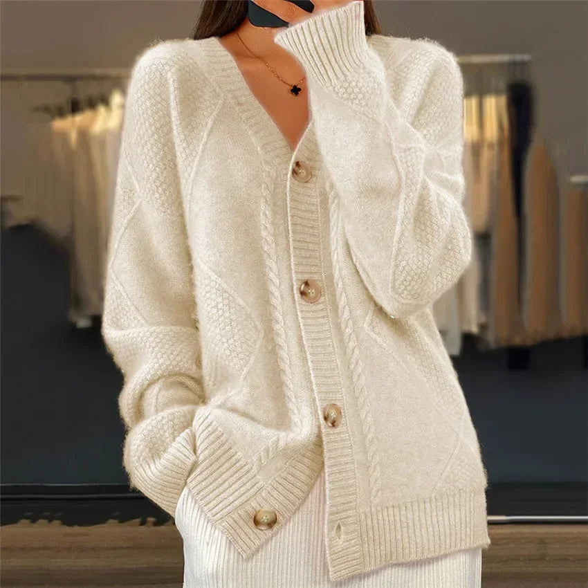 Cardigan Lena femme porté ouvert. Gilet à manches longues, look décontracté chic, parfait pour superposition automne.