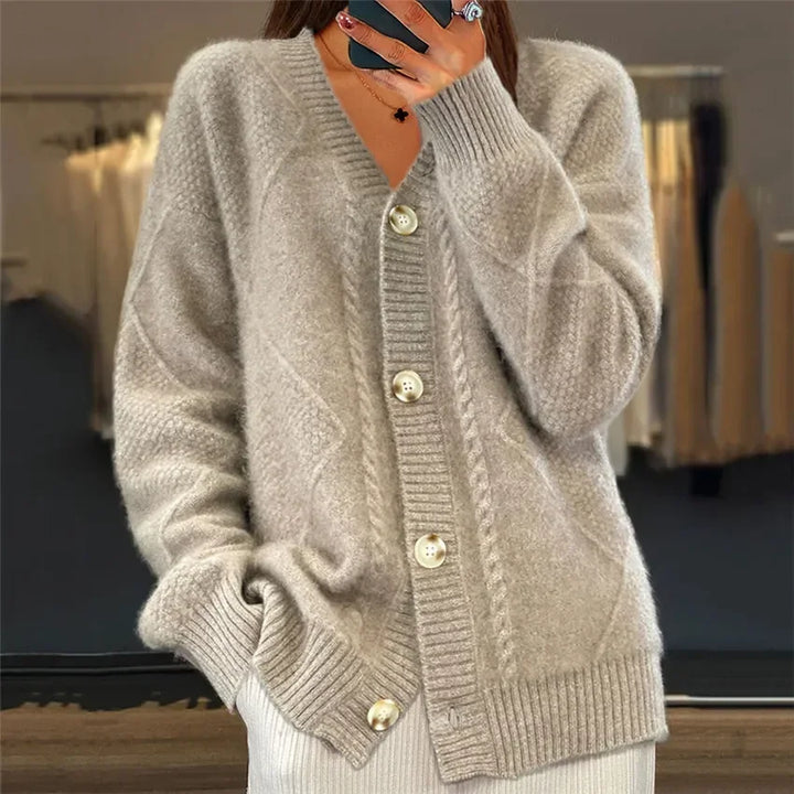 Cardigan Lena femme porté fermé. Gilet à boutons, look élégant et confortable, idéal pour hiver et mode femme.